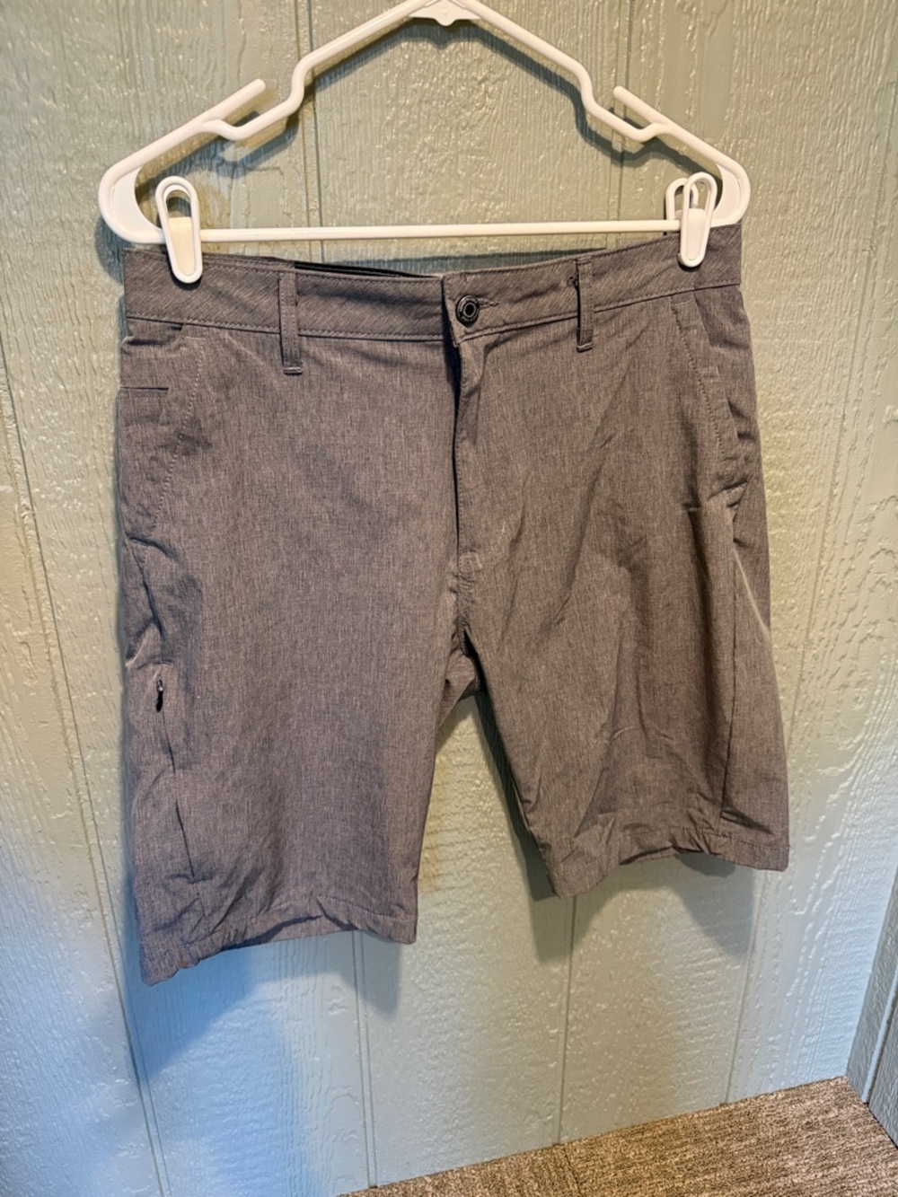 Kenneth Cole Men's Gray Flat Front Shorts - size 32